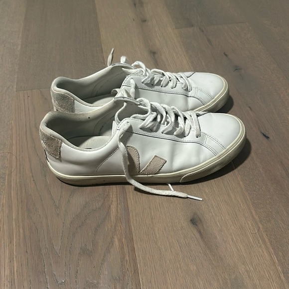 Vejas with crème color logo - Picture 1 of 4